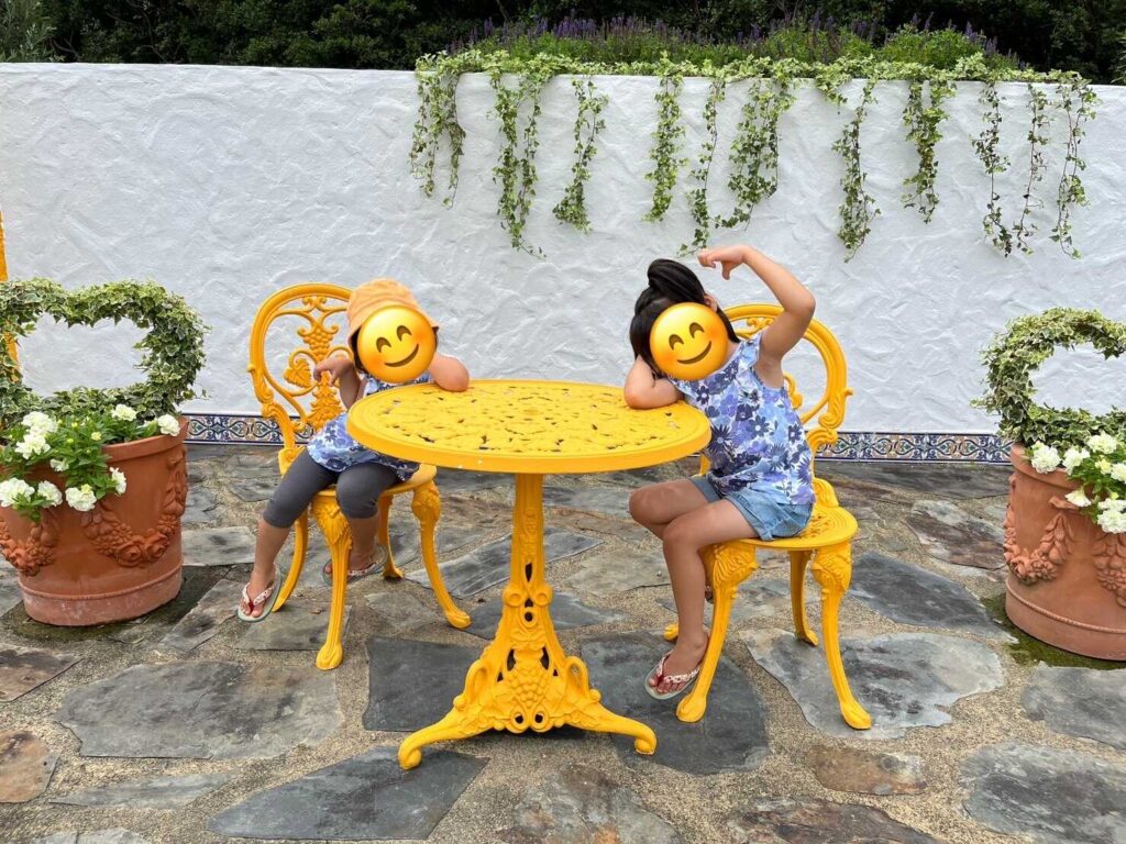 yellow table&chair